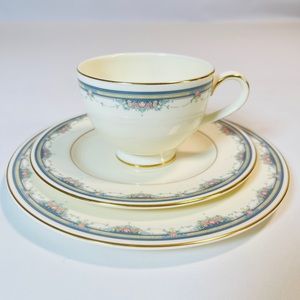 VINTAGE discontinued Albany by ROYAL DOULTON bone china 1986